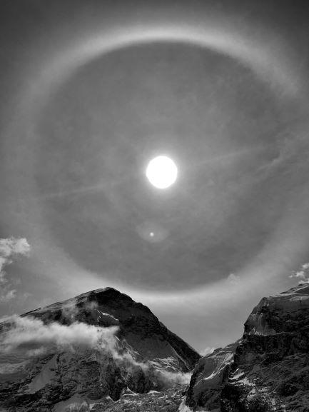 Słoneczny krąg na Everestem. Fot: WF